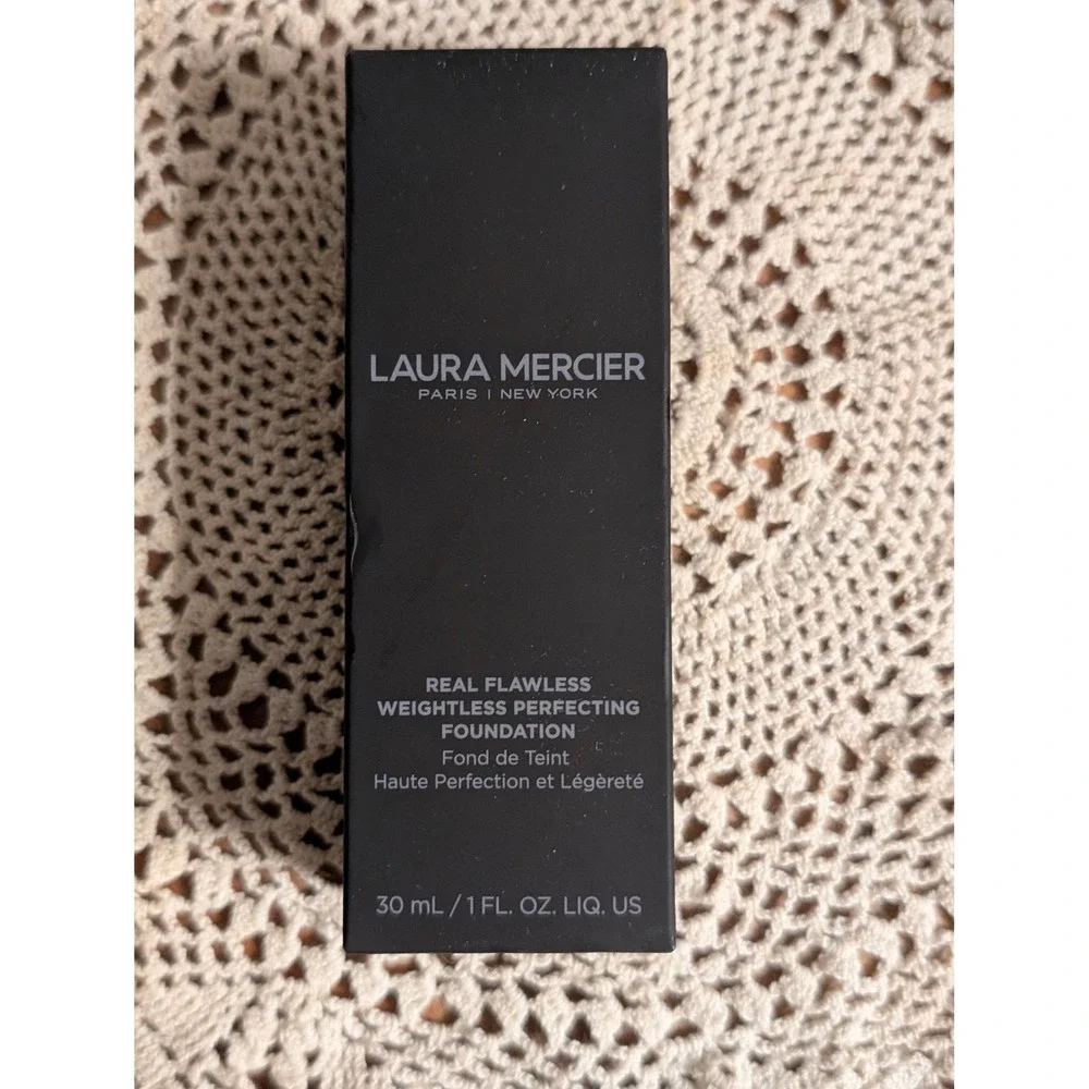 NIB Laura Mercier Real Flawless Weightless Perfecting Foundation 2N1 Cashew 1oz